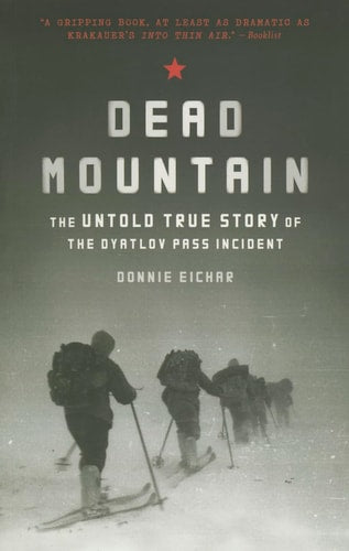 Book cover of 'Dead Mountain' with skiers in a snowy landscape