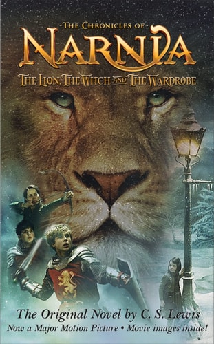 Book cover of 'The Chronicles of Narnia: The Lion, the Witch and the Wardrobe' with a lion's face and characters from the story.