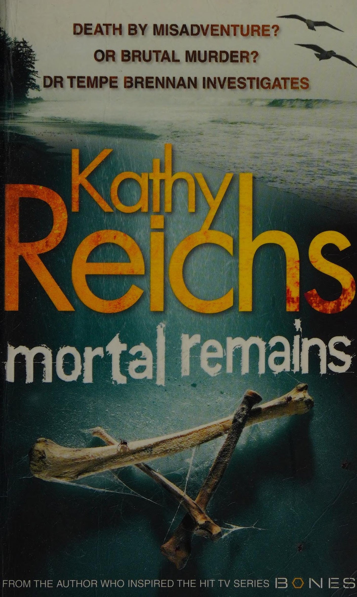 Book cover of 'Mortal Remains' by Kathy Reichs with a body of water in background