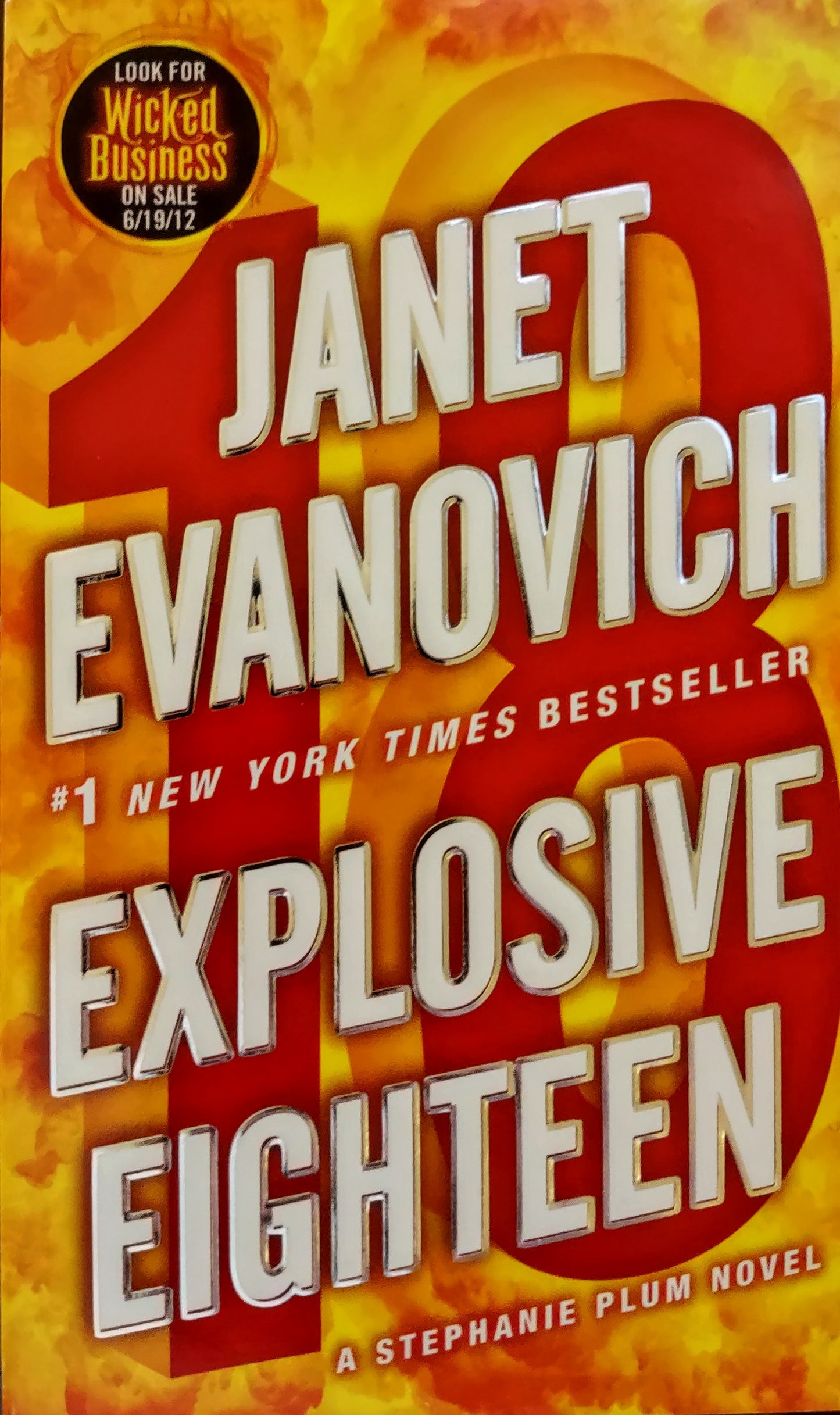 Book cover of 'Explosive Eighteen' by Janet Evanovich with a fiery design.