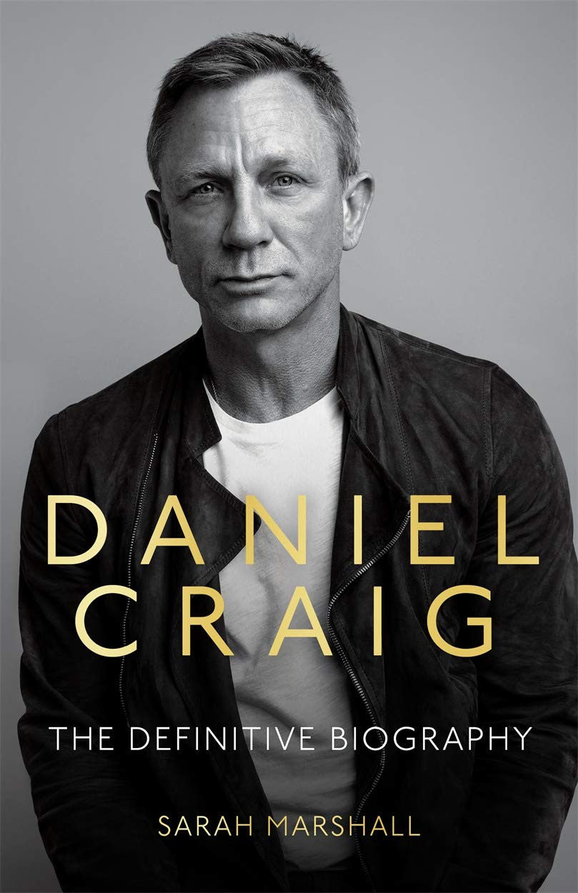 Book cover of 'Daniel Craig: The Definitive Biography' by Sarah Marshall with a black and white photo of Daniel Craig.