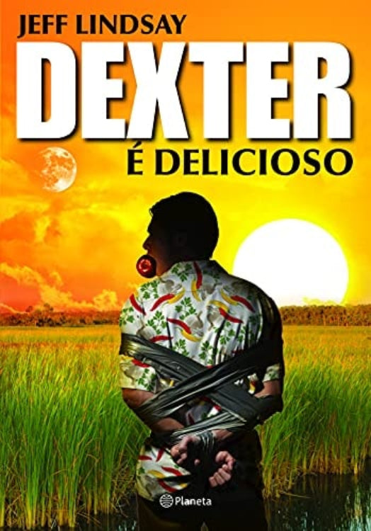 Cover of the book 'Dexter e Delicioso' featuring a person tied up and gagged in a field at sunset.