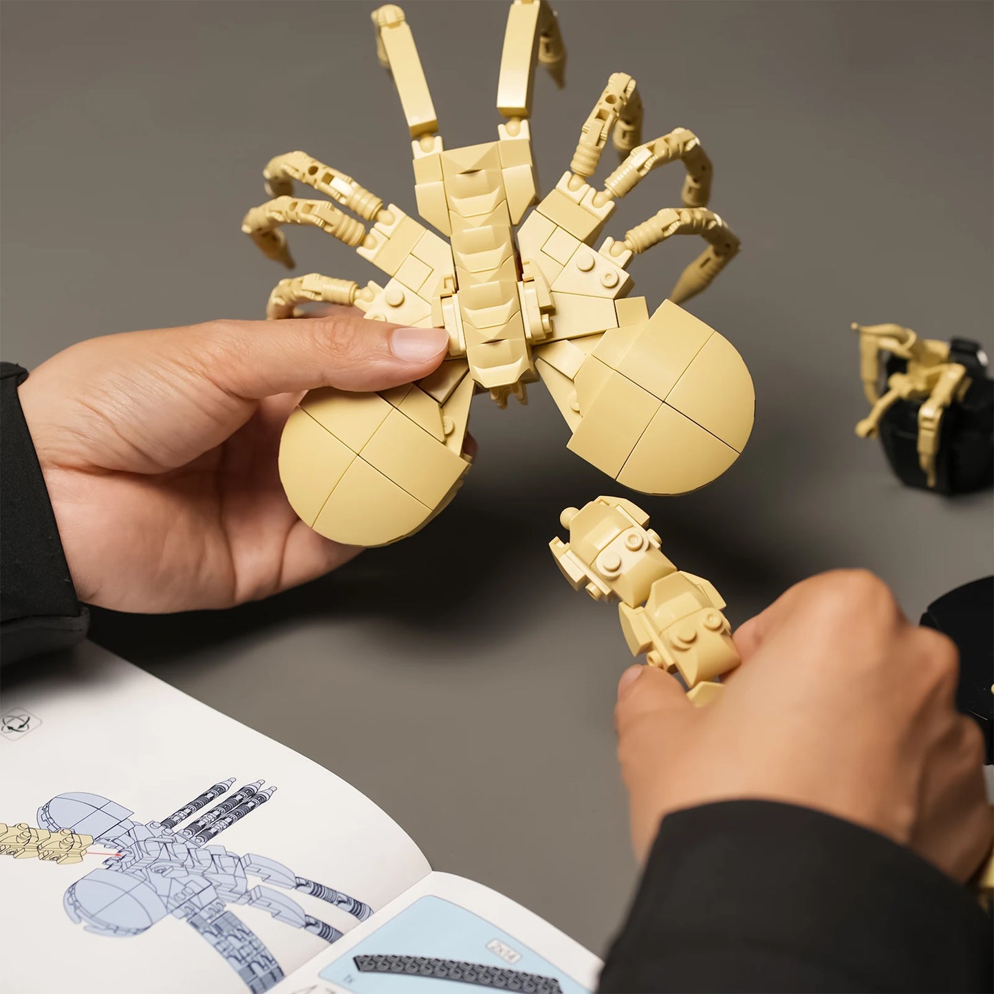 Facehugger Model Building Block Set | Alien Xenomorph DIY Bricks Builder